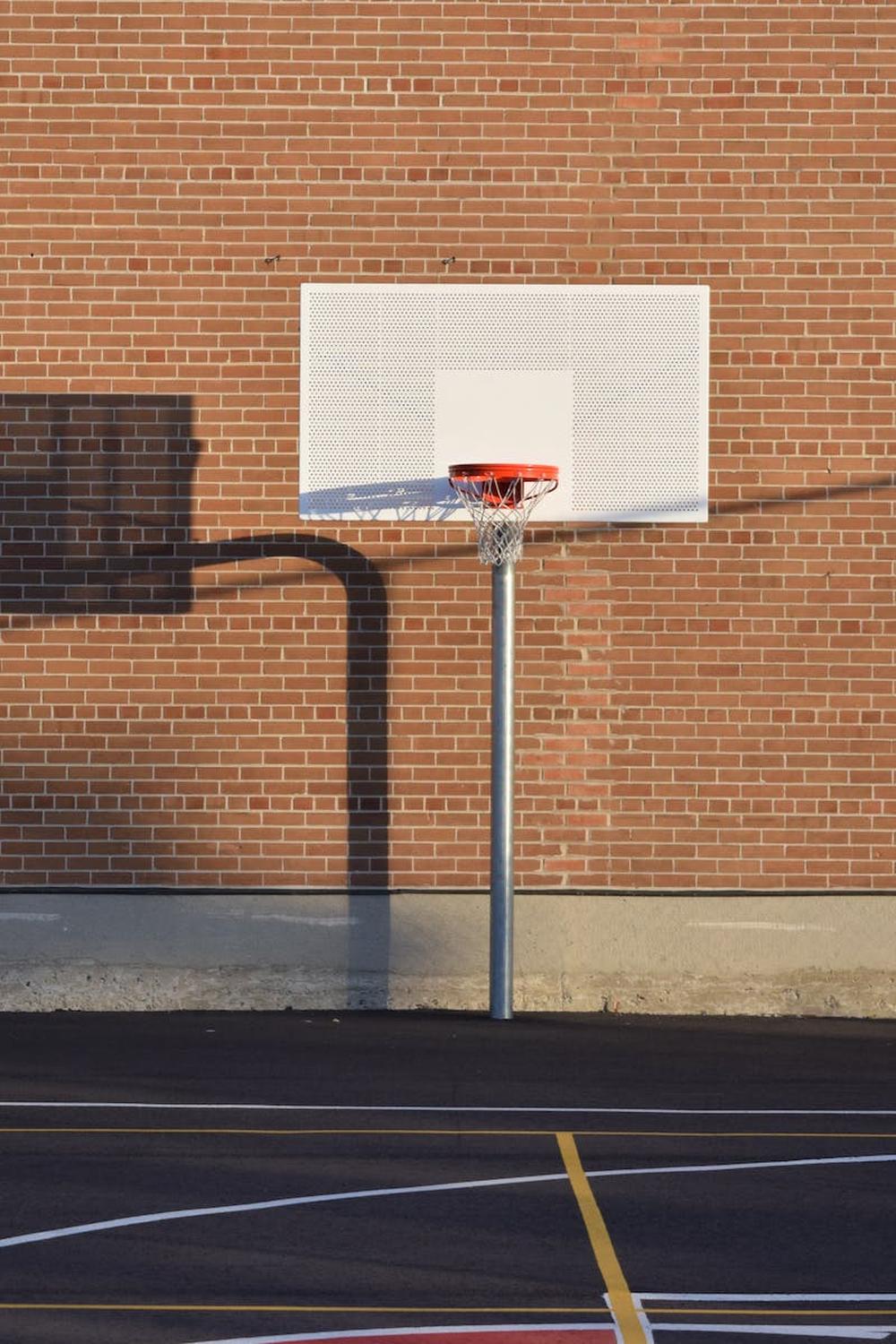 basketball_hoop_on_court